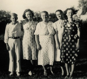 1938-circa_Mama-4Kids_