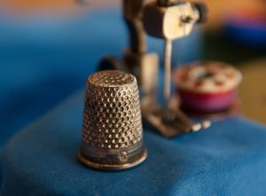 sewing-machine-and-thimble-1369661_1280